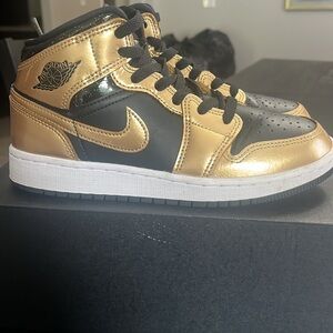 Air Jordan 1 Mid SE (GS) - Size 4Y (Black/Gold)